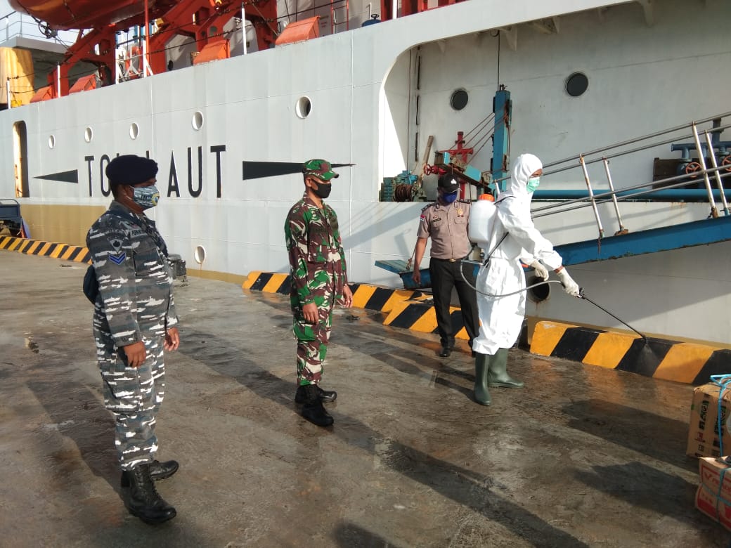 Bersama Posal dan Polsek, Babinsa Sertu Saroji Kembali Semprotkan Disinfektan di Pelabuhan dan Kapal
