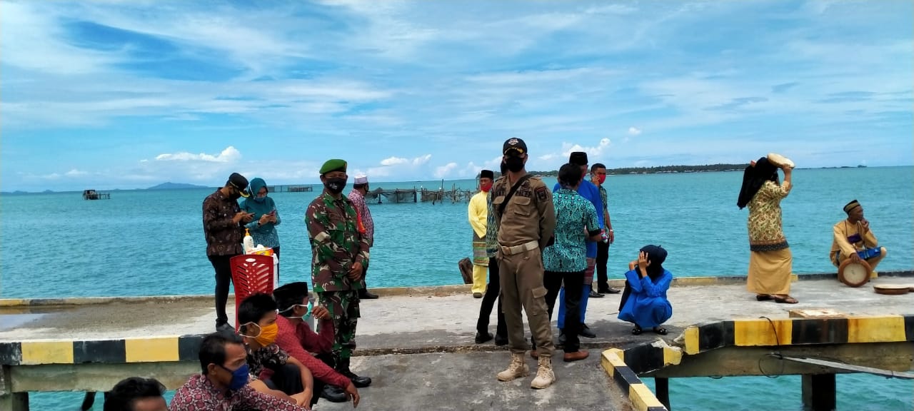 Babinsa Sertu Risdianto, Turut Sambut Kunjungan Bupati Natuna di Kecamatan Subi