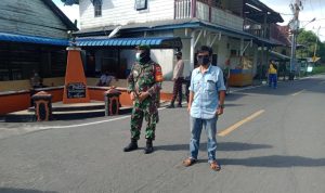 Bersama Polsek dan Posal, Koramil 06/Serasan Lakukan Razia Masker Bagi Masyarakat