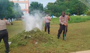 Jelang Hari Bhayangkara ke- 74, Polsek Bintan Utara Bakti Sosial di Taman Makam Pahlawan