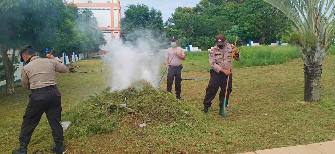 Jelang Hari Bhayangkara ke- 74, Polsek Bintan Utara Bakti Sosial di Taman Makam Pahlawan Jelang Hari Bhayangkara ke- 74, Polsek Bintan Utara Bakti Sosial di Taman Makam Pahlawan