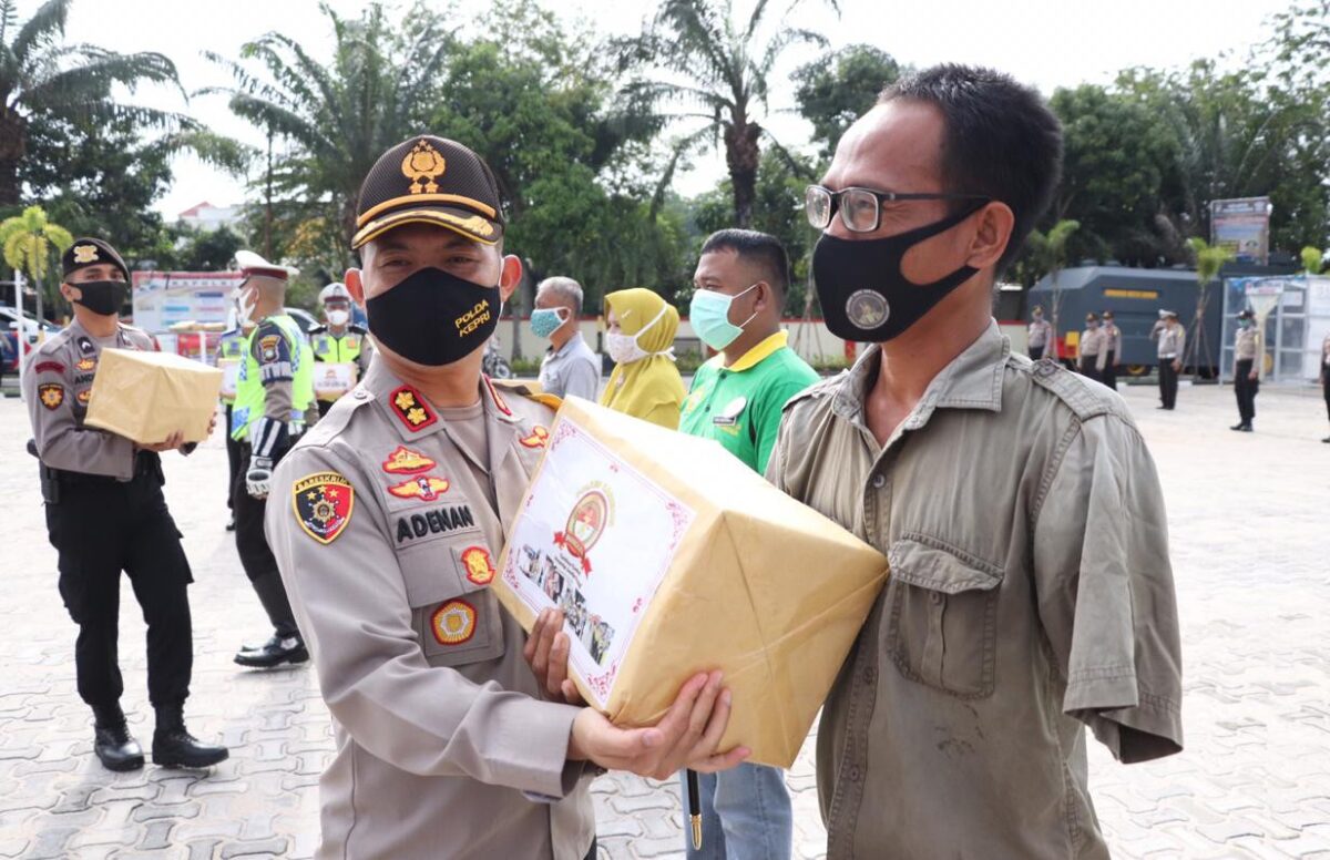 Polres Karimun Lakukan Bakti Sosial Pemberian Sembako Dalam Rangka Hari Bhayangkara ke-74