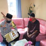 Polres Karimun Berikan Santunan Biaya Perobatan Serta Sembako Kepada Orang Tua Renta dan Kurang Mampu Yang Alami Sakit Komplikasi
