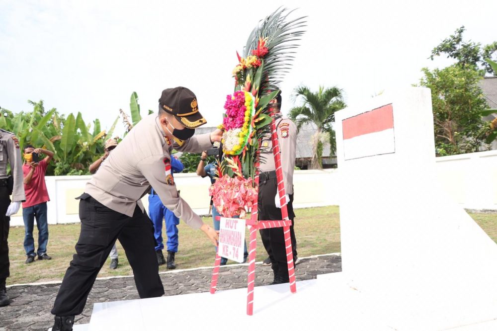 Polres Karimun Upacara Ziarah Taman Makam Pahlawan Dalam Rangka Hari Bhayangkara ke-74 Polres Karimun Upacara Ziarah Taman Makam Pahlawan Dalam Rangka Hari Bhayangkara ke-74