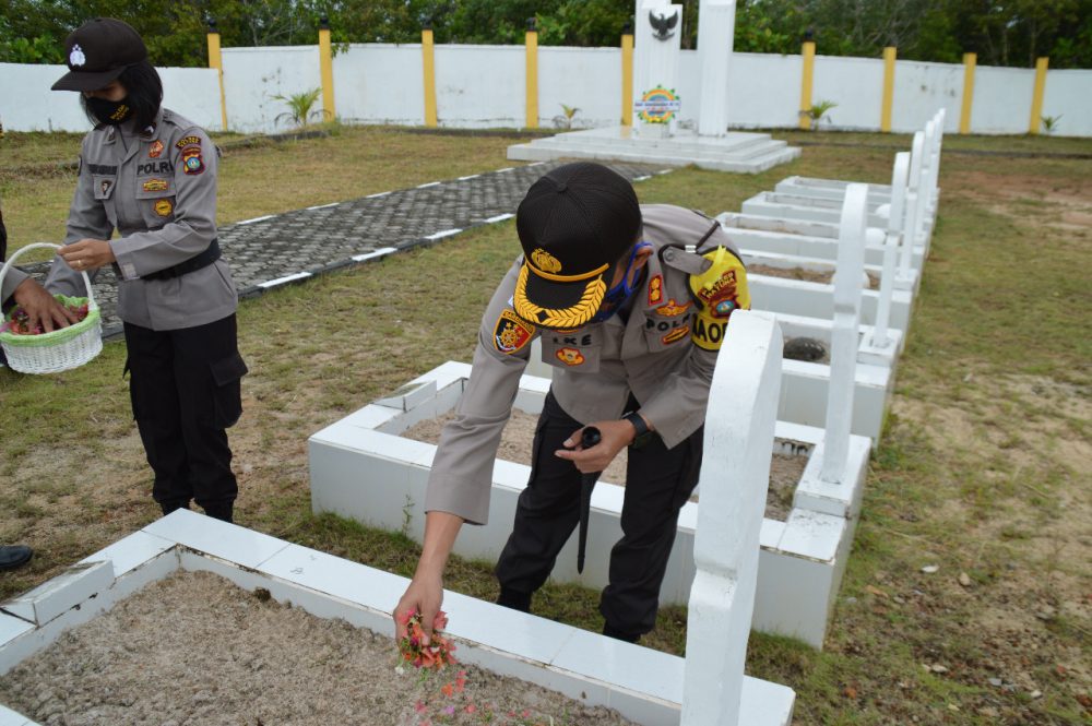Memperingati Hari Bhayangkara ke-74. Polres Natuna Gelar Kegiatan Ziarah ke Taman Makam Pahlawan Memperingati Hari Bhayangkara ke-74. Polres Natuna Gelar Kegiatan Ziarah ke Taman Makam Pahlawan