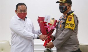 Datangi Kantor Bupati Muba, Kapolres Berikan Buket Bunga Tanda Cinta Kasih Polri Datangi Kantor Bupati Muba, Kapolres Berikan Buket Bunga Tanda Cinta Kasih Polri