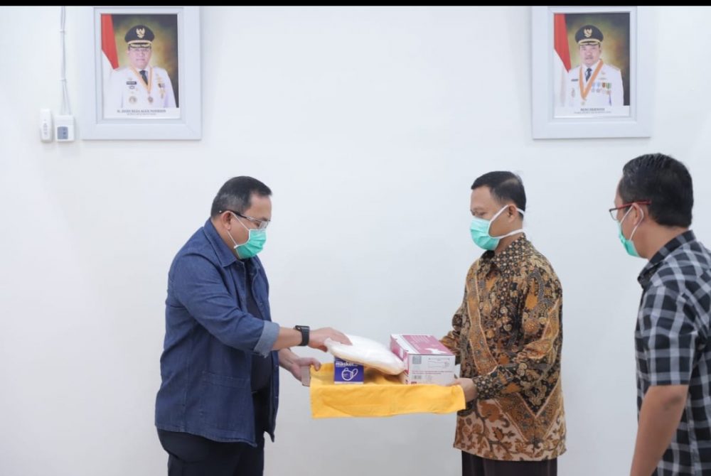 Dodi Reza Salurkan Bantuan APD ke RS Muhammadiyah Palembang Dodi Reza Salurkan Bantuan APD ke RS Muhammadiyah Palembang
