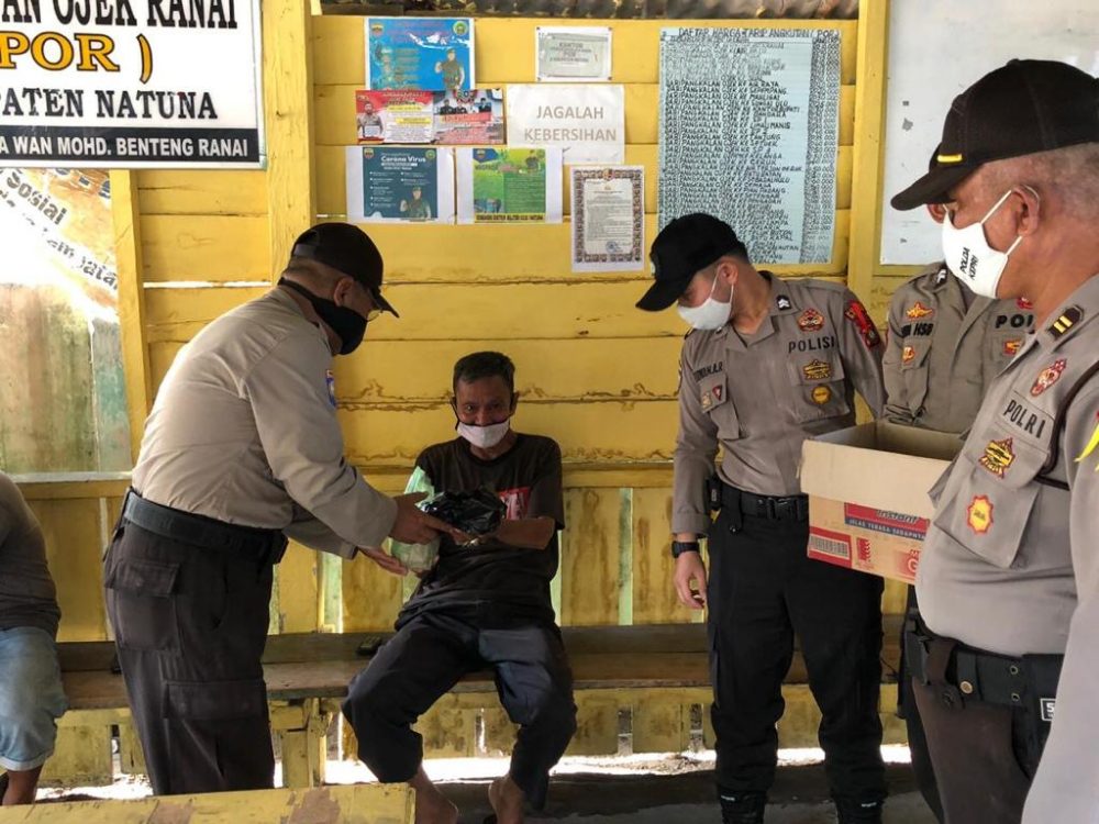 Kepedulian Polres Natuna  Laksanakan Dapur Umum Berupa Pembagian Nasi Bungkus Kepada Masyarakat