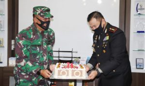 HUT Bhayangkara Ke-74, Dandim 0315/Bintan dan Seluruh Dansat FKPD Tanjungpinang Berikan Kejutan ke Kapolres Tanjungpinang HUT Bhayangkara Ke-74, Dandim 0315/Bintan dan Seluruh Dansat FKPD Tanjungpinang Berikan Kejutan ke Kapolres Tanjungpinang