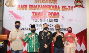 Upacara dan Syukuran Dalam Rangka Memperingati Hari Bhayangkara ke-74 di Polres Karimun Upacara dan Syukuran Dalam Rangka Memperingati Hari Bhayangkara ke-74 di Polres Karimun
