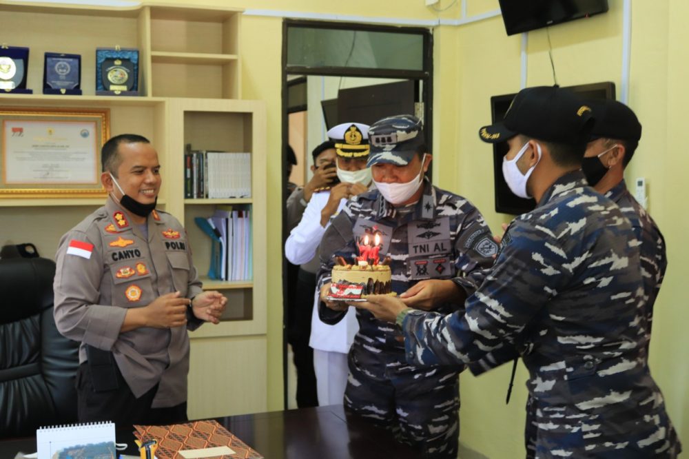 Komandan Armada 1 TNI AL Beri Kejutan Ke Kapolres Kep. Anambas di Hari Bhayangkara ke-74