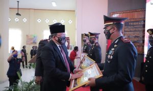 Hadiri HUT Bhayangkara ke-74, Bupati Muba DRA Beri Penghargaan Polisi Berprestasi