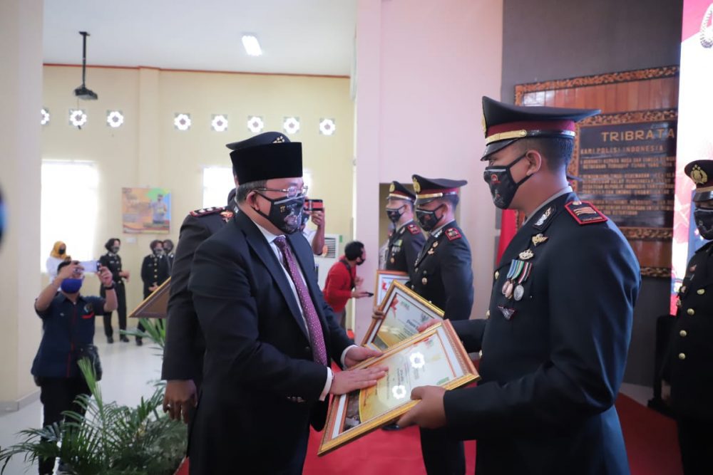Hadiri HUT Bhayangkara ke-74, Bupati Muba DRA Beri Penghargaan Polisi Berprestasi Hadiri HUT Bhayangkara ke-74, Bupati Muba DRA Beri Penghargaan Polisi Berprestasi