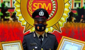 Bhabinkamtibmas Polres Tanjungpinang Raih Penghargaan dari Kapolda Kepri di Hari Bhayangkara ke-74 Bhabinkamtibmas Polres Tanjungpinang Raih Penghargaan dari Kapolda Kepri di Hari Bhayangkara ke-74