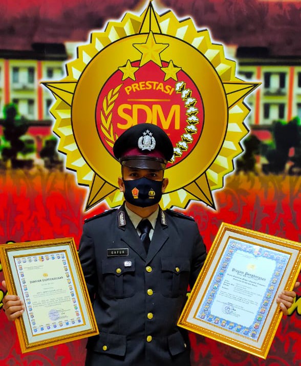 Bhabinkamtibmas Polres Tanjungpinang Raih Penghargaan dari Kapolda Kepri di Hari Bhayangkara ke-74 Bhabinkamtibmas Polres Tanjungpinang Raih Penghargaan dari Kapolda Kepri di Hari Bhayangkara ke-74