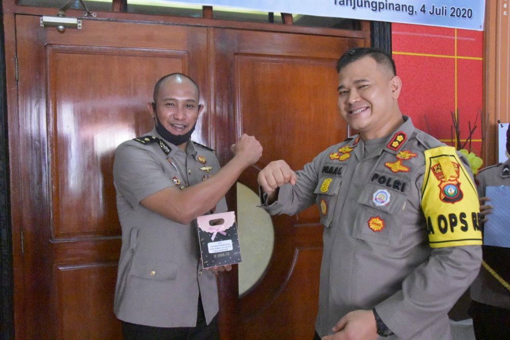 Kapolres Tanjungpinang Pimpin Sertijab Wakapolres Tanjungpinang Kapolres Tanjungpinang Pimpin Sertijab Wakapolres Tanjungpinang