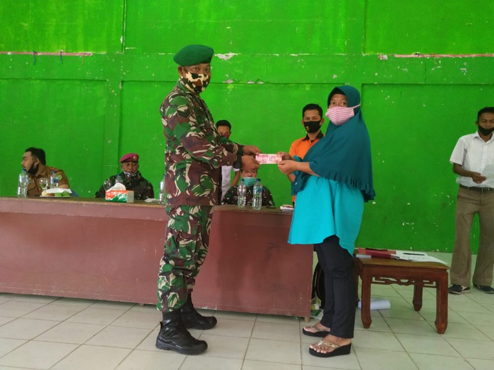 Babinsa Sertu Parsimin Bersama Polsek Serasan, Kembali Kawal Penyaluran BST Tahap 3