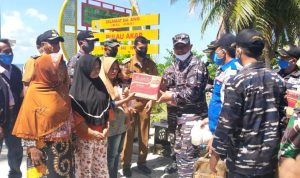 Peduli Covid-19 Guspurla Koarmada I Bersama Lanal Ranai Bagikan Sembako dan Buku Tulis