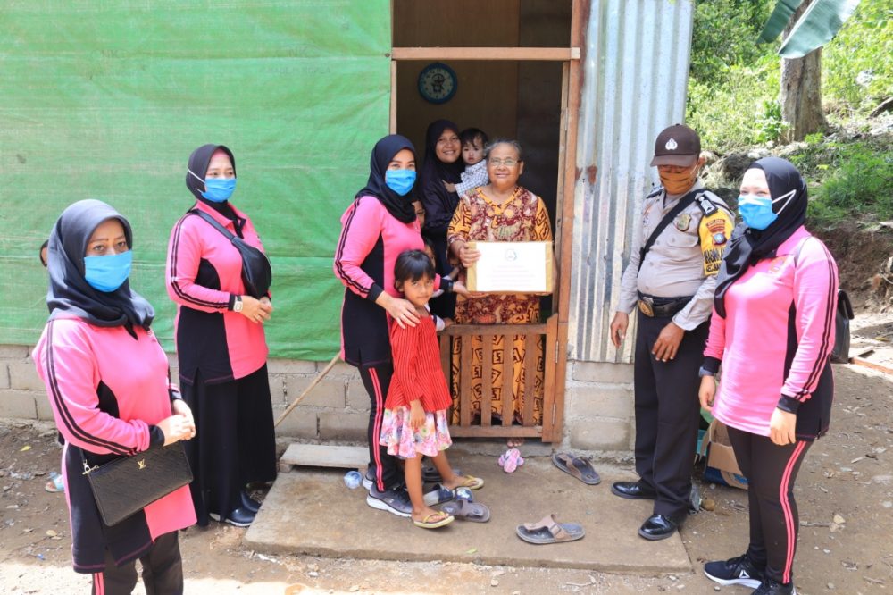 Bhakti Sosial Kepada Masyarakat Kurang Mampu oleh Bhayangkari Cabang Kepulauan Anambas di Desa Tiangau Bhakti Sosial Kepada Masyarakat Kurang Mampu oleh Bhayangkari Cabang Kepulauan Anambas di Desa Tiangau
