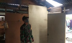 Babinsa Serda Hendry, Pantau Rumah Warga Kecamatan Serasan Timur yang Terdampak Angin Kencang Babinsa Serda Hendry, Pantau Rumah Warga Kecamatan Serasan Timur yang Terdampak Angin Kencang