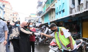 Kembali Meninjau Pasar, Rahma dan FKPD Bagikan Masker dan Beri Imbauan Kembali Meninjau Pasar, Rahma dan FKPD Bagikan Masker dan Beri Imbauan