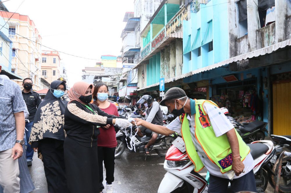 Kembali Meninjau Pasar, Rahma dan FKPD Bagikan Masker dan Beri Imbauan