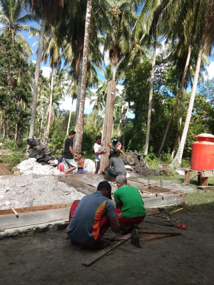 Sertu Saroji Goro Bersama Warga Binaan, Bangun Tempat Wudhu Musholla Al-Falaq