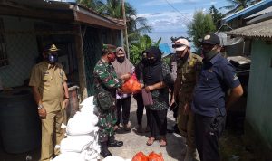 Babinsa Yusrial, Kembali Pantau Penyaluran Sembako Kemensos RI Tahap 3