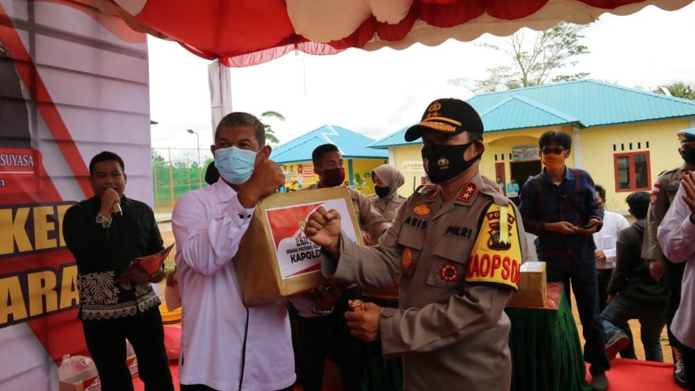 Kapolda Kepri Beri Bantuan Sosial ke Kampung Tangguh Nusantara Kabupaten Bintan Kapolda Kepri Beri Bantuan Sosial ke Kampung Tangguh Nusantara Kabupaten Bintan