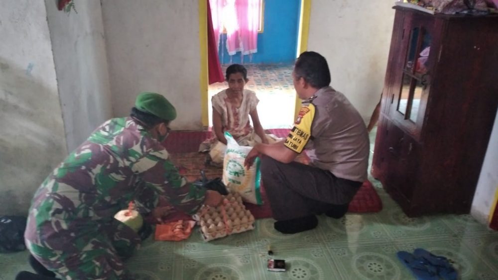 Kegiatan Kepedulian Bhabinkamtibmas dan Babinsa Bunguran Barat di Desa Batubi Jaya