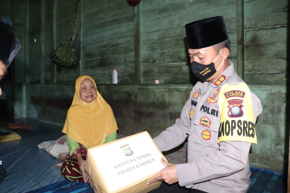 Kapolres Karimun Berikan Santunan Kepada Masyarakat Kurang Mampu Yang Mengalami Sakit Stroke dan Gula Darah