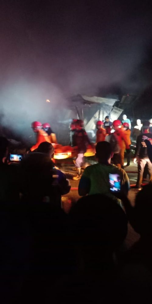 5 Buah Kios di Lalap Si Jago Merah, 1 Orang di Kabarkan Meninggal Dunia 5 Buah Kios di Lalap Si Jago Merah, 1 Orang di Kabarkan Meninggal Dunia