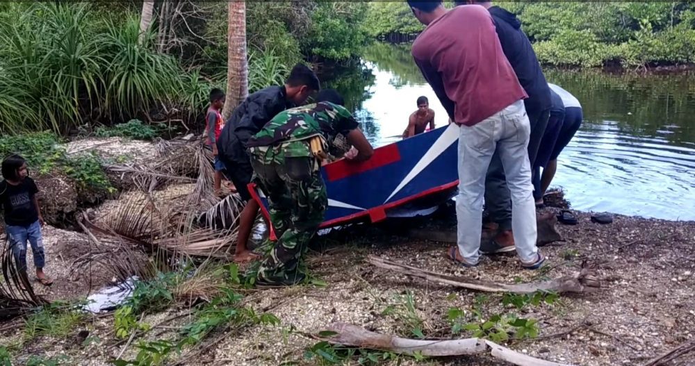 Babinsa Koramil 06/Serasan, Bantu Warga Nelayan Turunkan Spit Boat dari Darat Ke Laut Babinsa Koramil 06/Serasan, Bantu Warga Nelayan Turunkan Spit Boat dari Darat Ke Laut