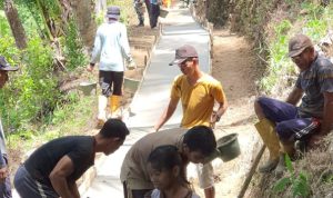 Aksi Minggu Ceria Babinsa Koramil 06/Serasan Bersama Warga, Semenisasi Jalan