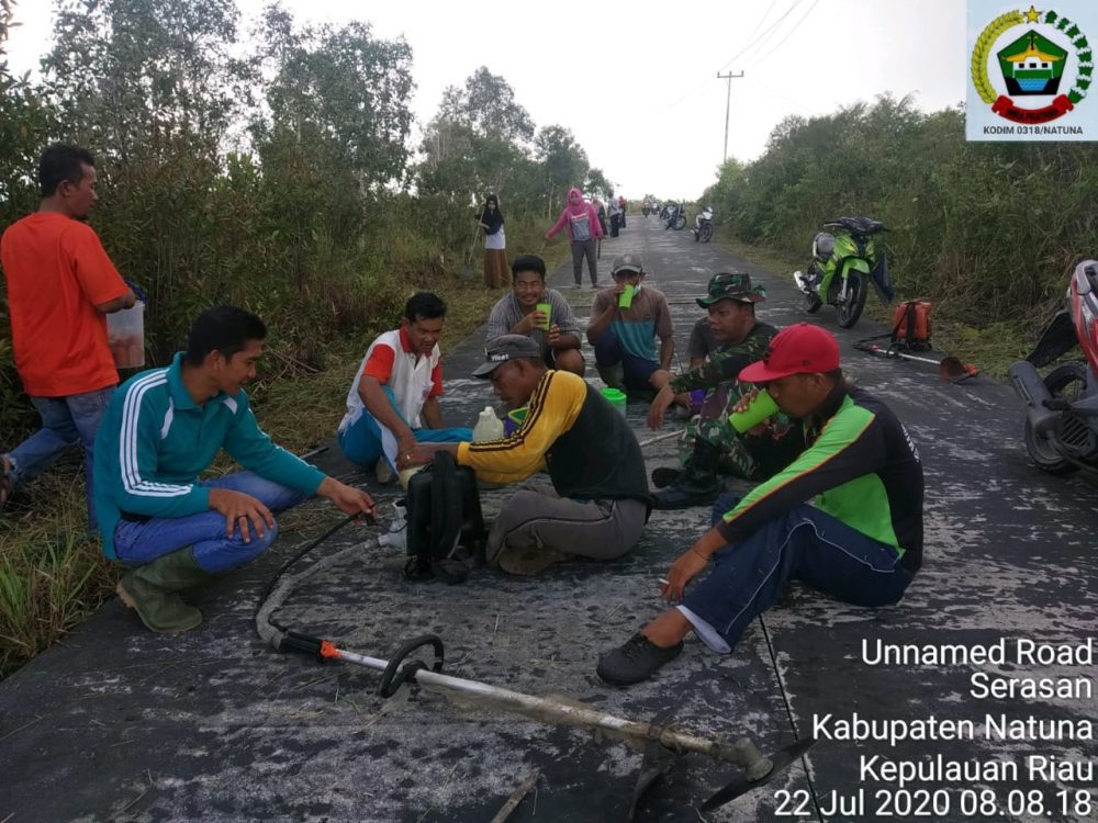 Bersama Warga Binaan, Sertu Parsimin Goro Bersihkan Jalan