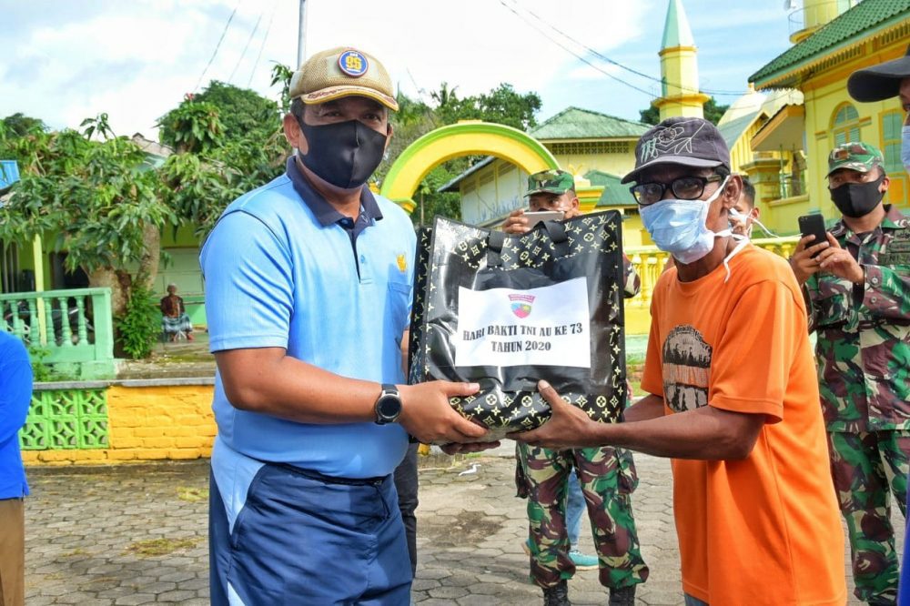 Sambut Hari Bakti TNI AU ke-73, Lanud RHF Bagi Sembako dan Kerja Bakti Bersama Masyarakat Pulau Penyengat
