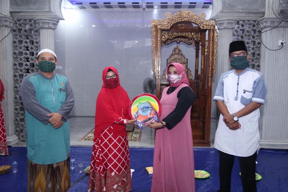 Rahma Serahkan Bantuan Alat Musik Kompang Kepada BKMT AL- Hussein