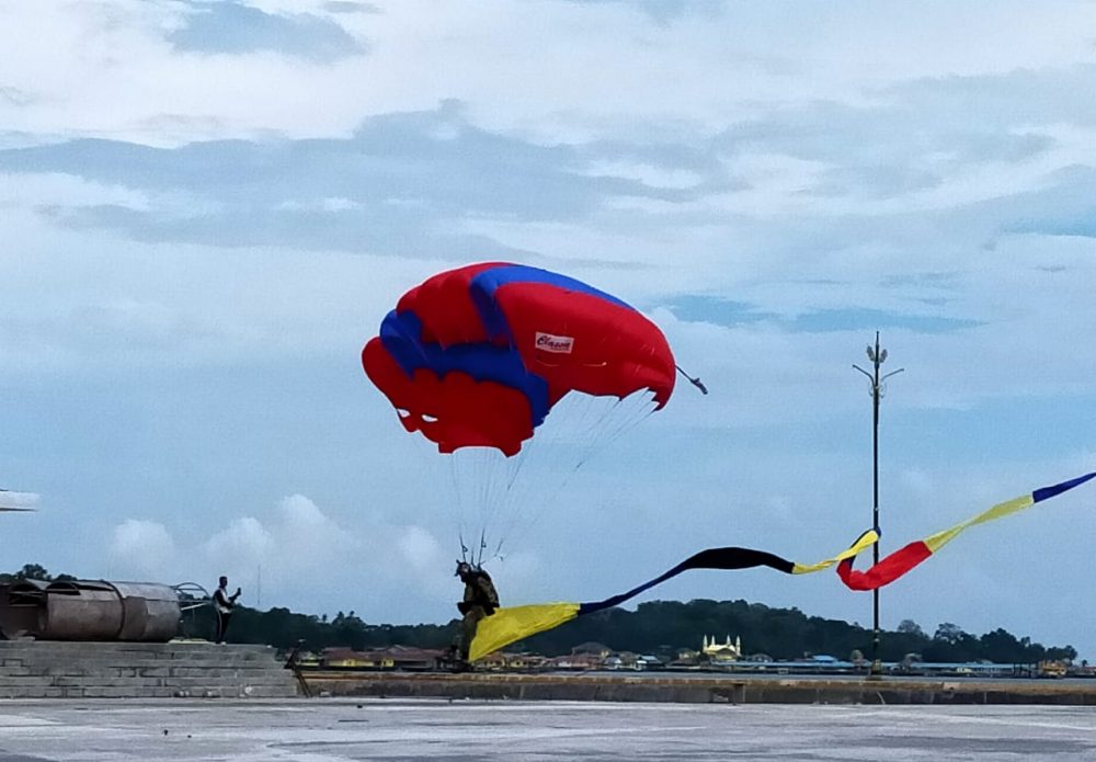 Atraksi Terjun dan Flypass Semarakkan HUT ke-32 Alumni Akabri 88