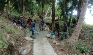 Babinsa Koramil 06/Serasan, Sigap Bantu Warga Gotong Royong Semenisasi Jalan