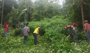 Babinsa Koramil 06/Serasan, Kembali Goro Bersama Warga Bersihkan TPU