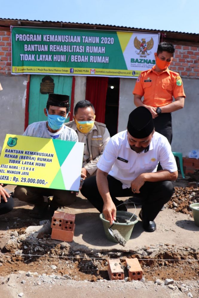 Sekda Muba Apriyadi Letakkan Batu Pertama di Rumah Ishak