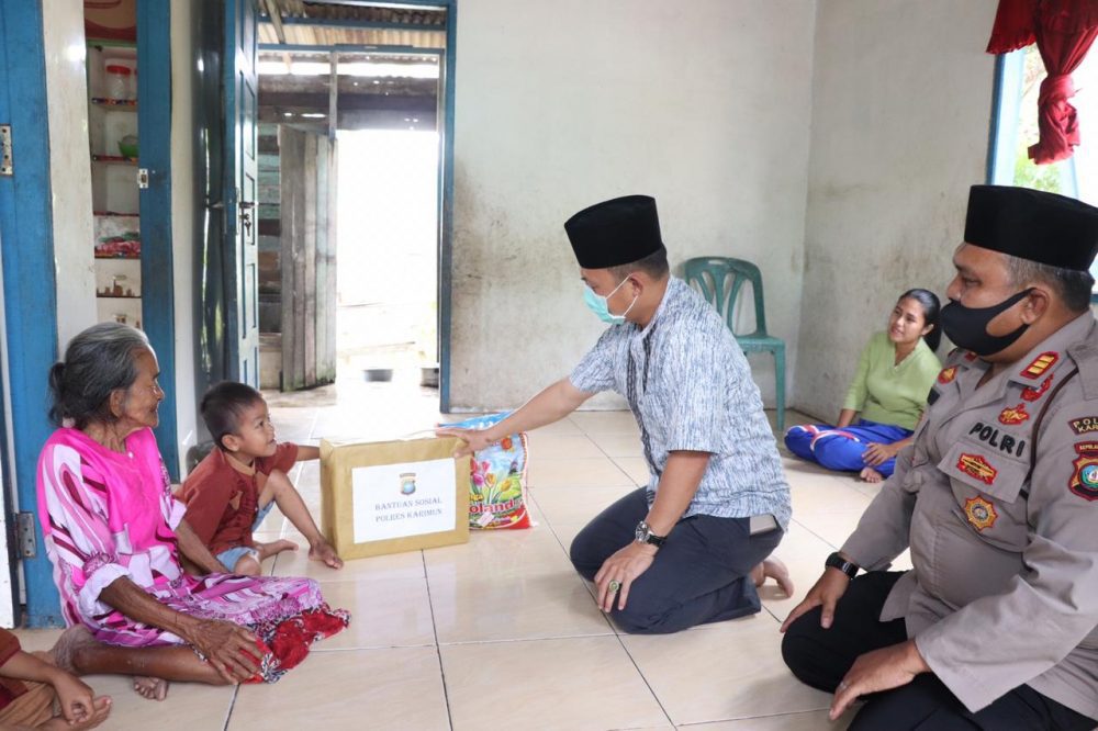 Kapolres Karimun Beri Santunan Tali Asih Kepada Janda Tua Tidak Mampu