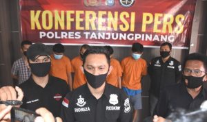 Polres Tanjungpinang Gelar Konferensi Pers Tindak Pidana Pencurian di Apotek Kimia Farma Polres Tanjungpinang Gelar Konferensi Pers Tindak Pidana Pencurian di Apotek Kimia Farma