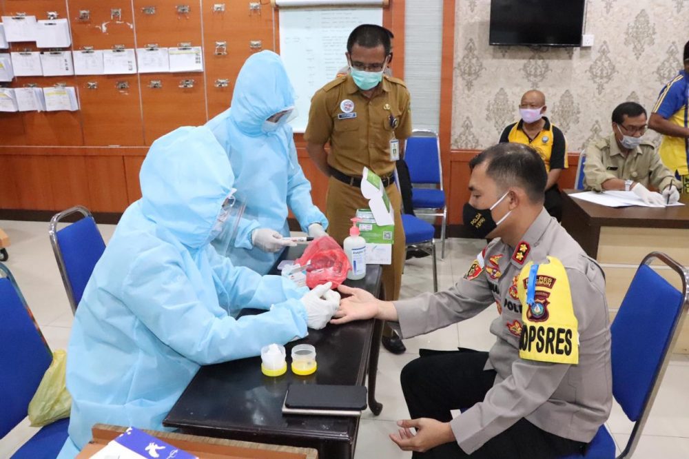 Polres Karimun dan Polsek Jajaran Laksanakan Rapid Tes Dalam Upaya Cegah Penyebaran Covid-19 Pada Adaptasi Kebiasaan Baru Polres Karimun dan Polsek Jajaran Laksanakan Rapid Tes Dalam Upaya Cegah Penyebaran Covid-19 Pada Adaptasi Kebiasaan Baru
