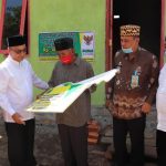 Sekda Muba Bawa Kunci Rumah Program Bedah Rumah Dari Baznas Untuk Samsul Warga Muba Sekda Muba Bawa Kunci Rumah Program Bedah Rumah Dari Baznas Untuk Samsul Warga Muba