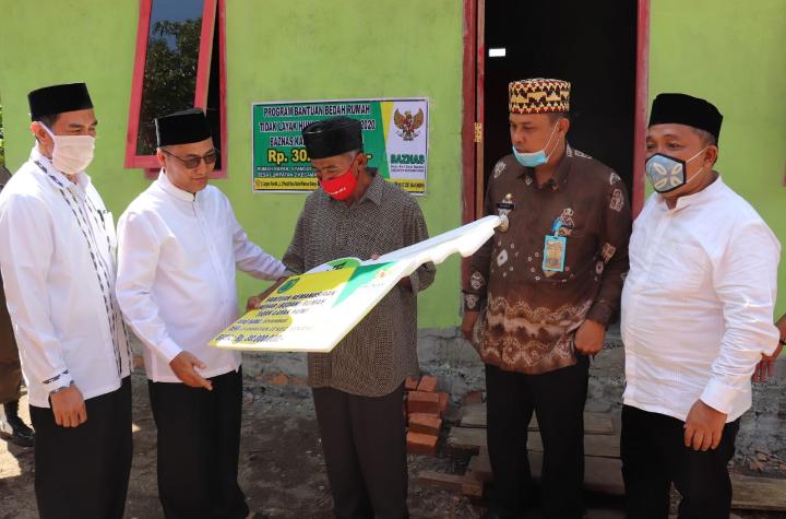 Sekda Muba Bawa Kunci Rumah Program Bedah Rumah Dari Baznas Untuk Samsul Warga Muba