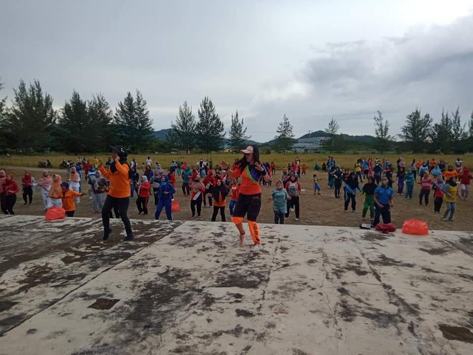 Antusias, Masyarakat Serasan dan Serasan Timur Ikuti Senam Sehat dan Sosialisasi AKB oleh Pemuda Pancasila Antusias, Masyarakat Serasan dan Serasan Timur Ikuti Senam Sehat dan Sosialisasi AKB oleh Pemuda Pancasila