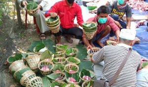 Meminimalisir Penggunaan Kantong Plastik, Warga Muba Kompak Pakai Daun Pisang Hingga Anyaman Bambu