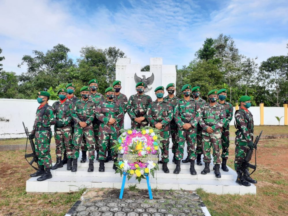 Peringati HUT Ke-2, Yonkomposit 1/GP Gelar Ziarah Makam Pahlawan