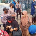 Kanit Binmas Polsek Bunguran Barat Bagikan Masker Pada Penumpang SB. Miko Nata Kanit Binmas Polsek Bunguran Barat Bagikan Masker Pada Penumpang SB. Miko Nata